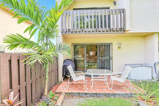 425 W Park Dr 10, Miami, FL 33172