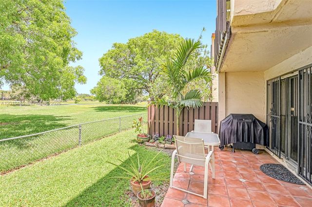 425 W Park Dr 10, Miami, FL 33172