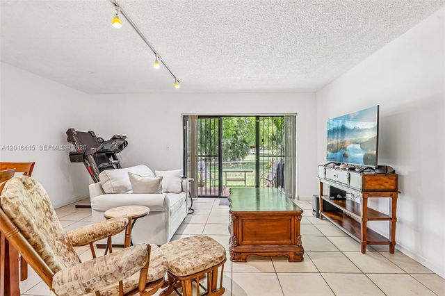 425 W Park Dr 10, Miami, FL 33172