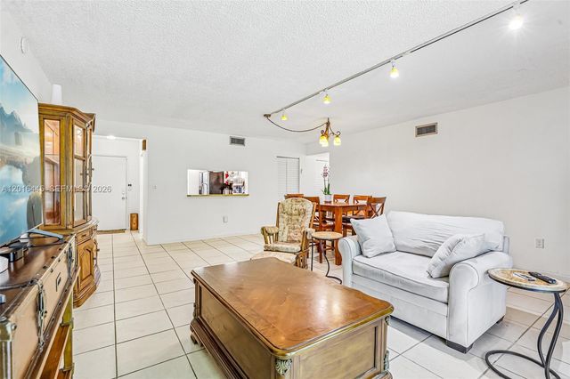 425 W Park Dr 10, Miami, FL 33172