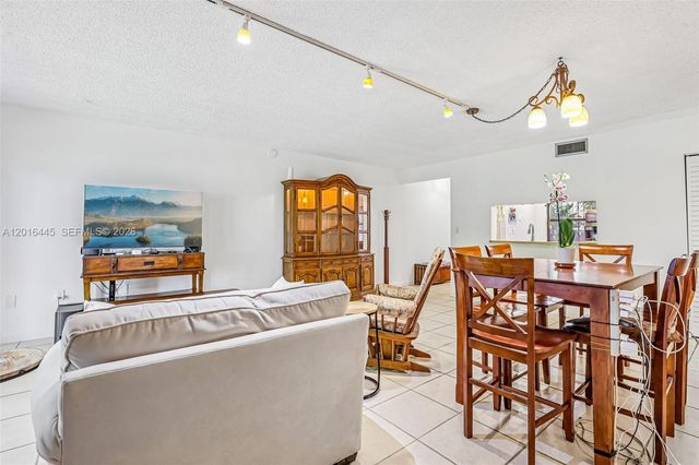 425 W Park Dr 10, Miami, FL 33172