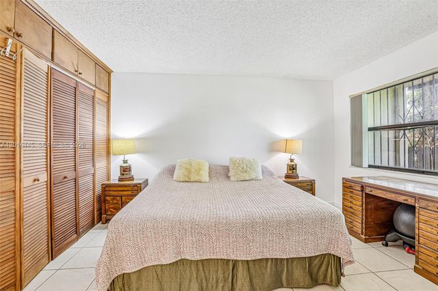 425 W Park Dr 10, Miami, FL 33172