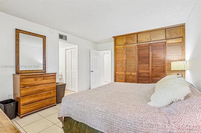 425 W Park Dr 10, Miami, FL 33172