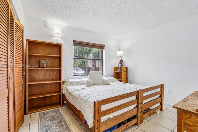 425 W Park Dr 10, Miami, FL 33172