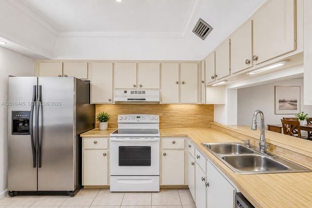 425 W Park Dr 10, Miami, FL 33172