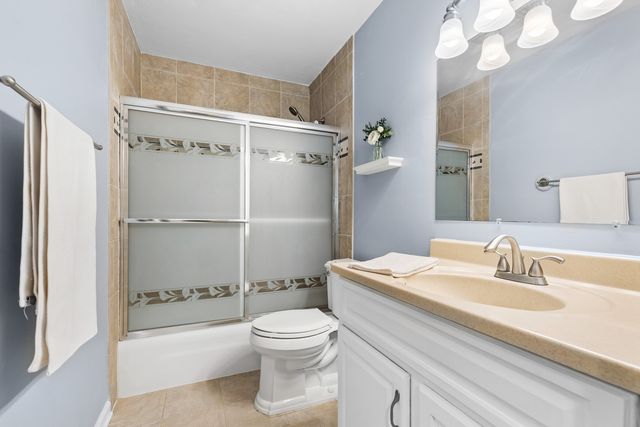 725 Wiltshire Court, Crystal Lake, IL 60014
