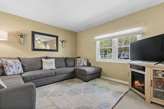 725 Wiltshire Court, Crystal Lake, IL 60014