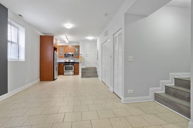 7530 N Seeley Avenue B6, Chicago, IL 60645