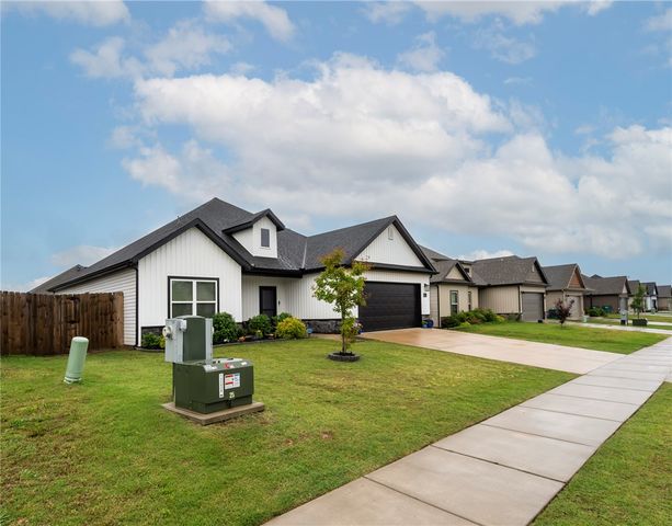1041 Sunshine Court, Centerton, AR 72719