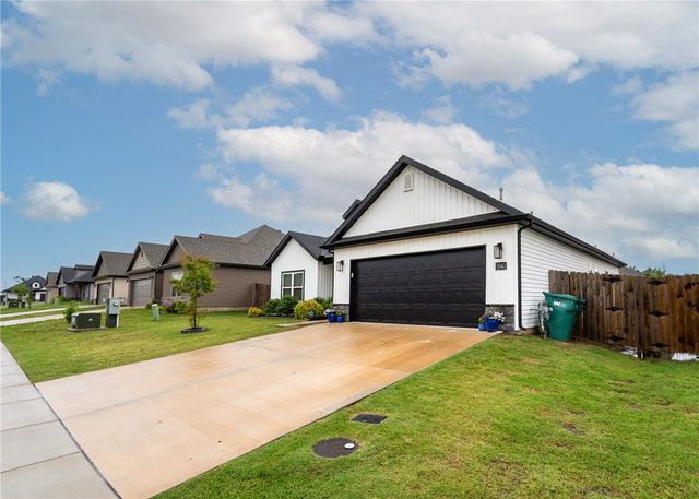 1041 Sunshine Court, Centerton, AR 72719