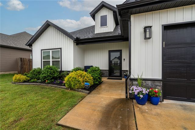 1041 Sunshine Court, Centerton, AR 72719