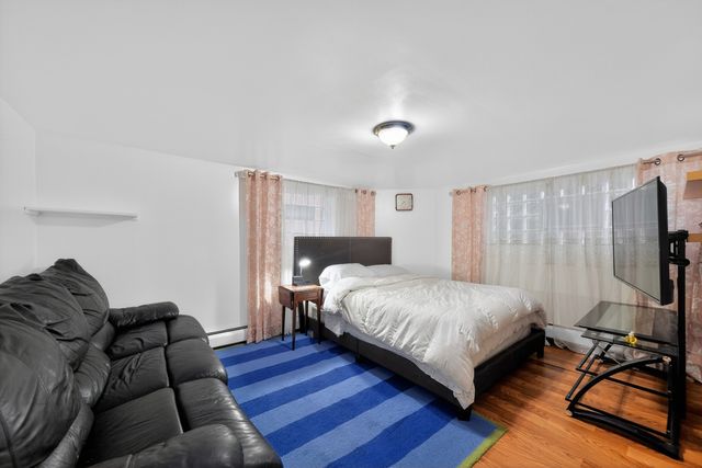 5438 W Melrose Street, Chicago, IL 60641
