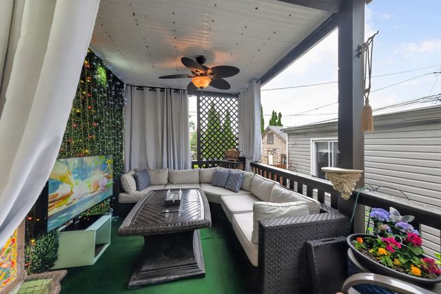 5438 W Melrose Street, Chicago, IL 60641