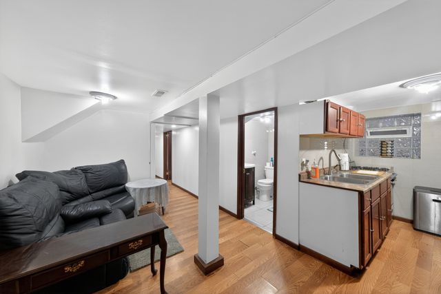 5438 W Melrose Street, Chicago, IL 60641