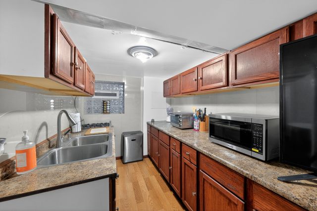 5438 W Melrose Street, Chicago, IL 60641