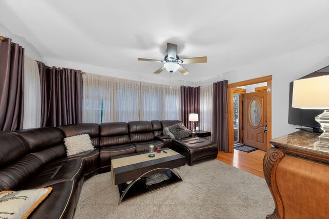 5438 W Melrose Street, Chicago, IL 60641