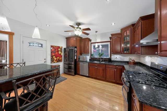 5438 W Melrose Street, Chicago, IL 60641