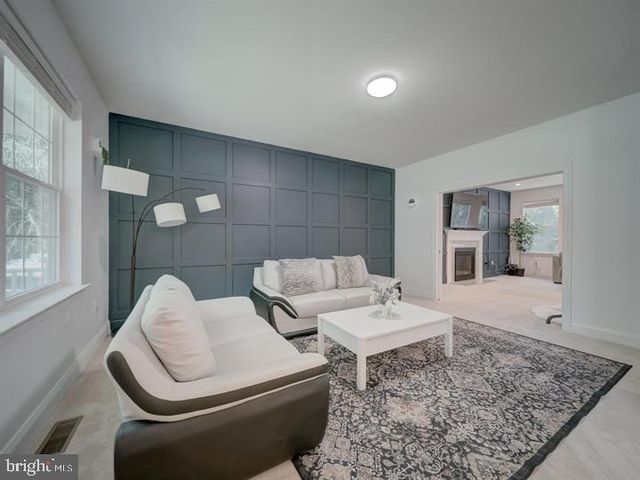 18413 CEDAR DR, Triangle, VA 22172