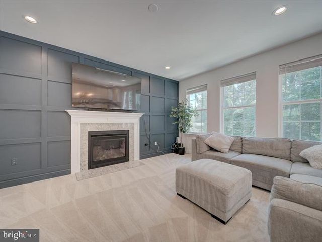18413 CEDAR DR, Triangle, VA 22172