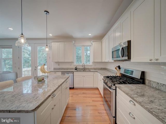 18413 CEDAR DR, Triangle, VA 22172