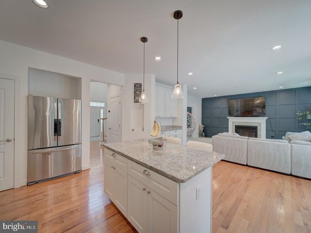 18413 CEDAR DR, Triangle, VA 22172