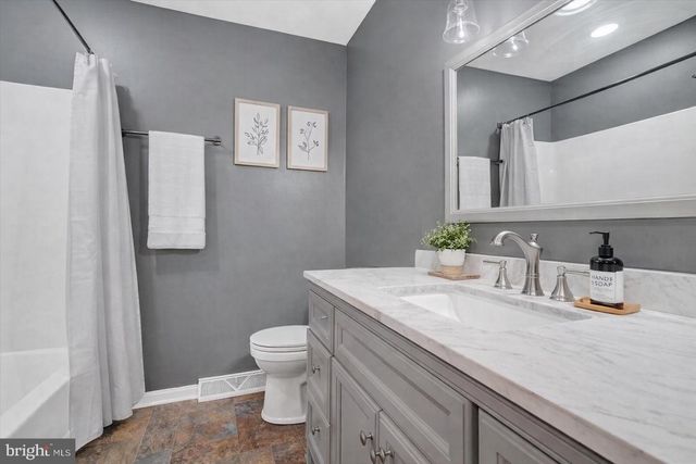 11 DOGWOOD LN, Manchester, PA 17345