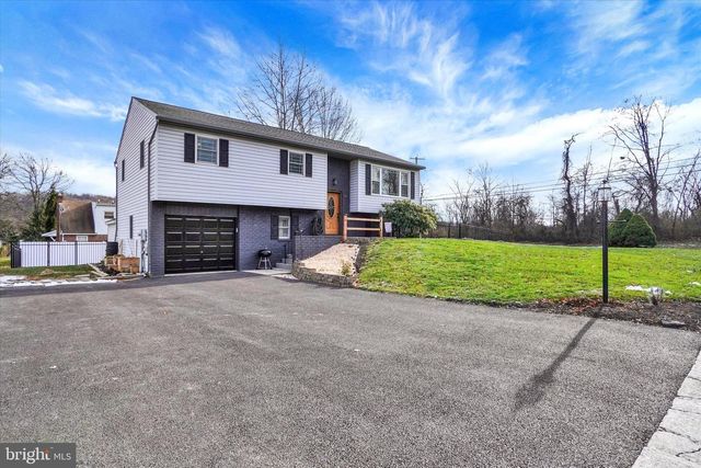 11 DOGWOOD LN, Manchester, PA 17345