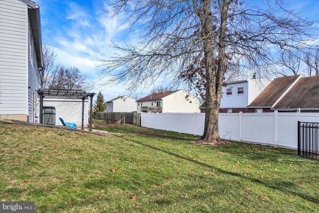 11 DOGWOOD LN, Manchester, PA 17345