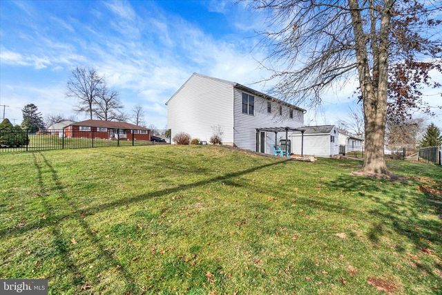 11 DOGWOOD LN, Manchester, PA 17345