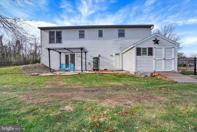 11 DOGWOOD LN, Manchester, PA 17345