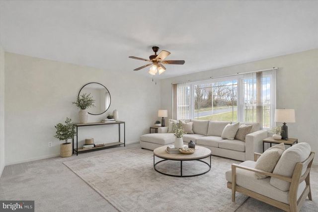 11 DOGWOOD LN, Manchester, PA 17345