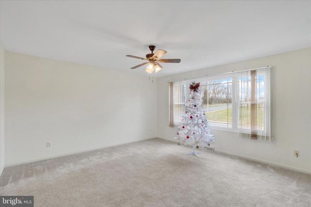 11 DOGWOOD LN, Manchester, PA 17345