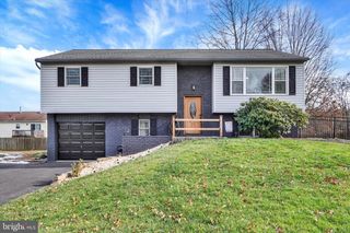 11 DOGWOOD LN, Manchester, PA 17345