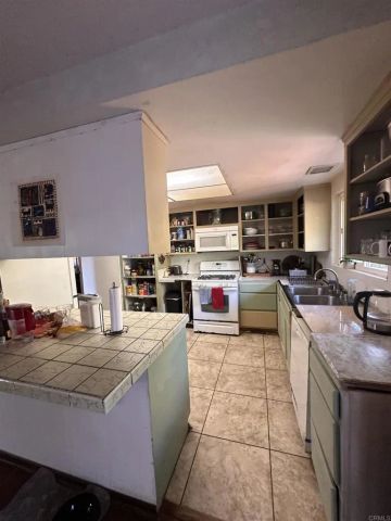 2430 Sunflower Ter, Vista, CA 92083