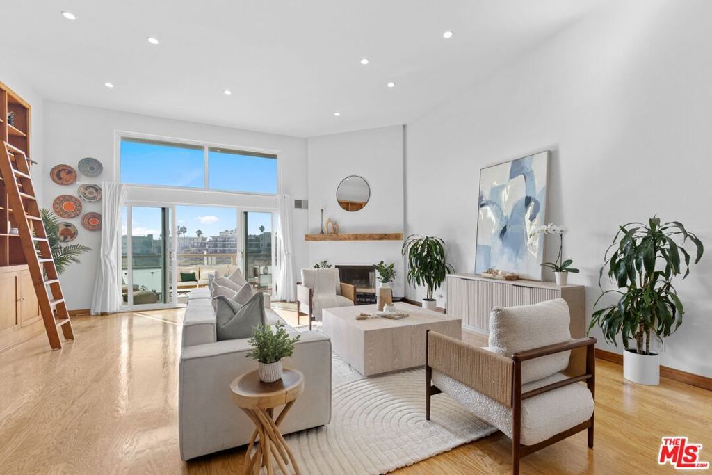 Image 1 of property listing at 3950 Via Dolce 518, Marina Del Rey, CA 90292