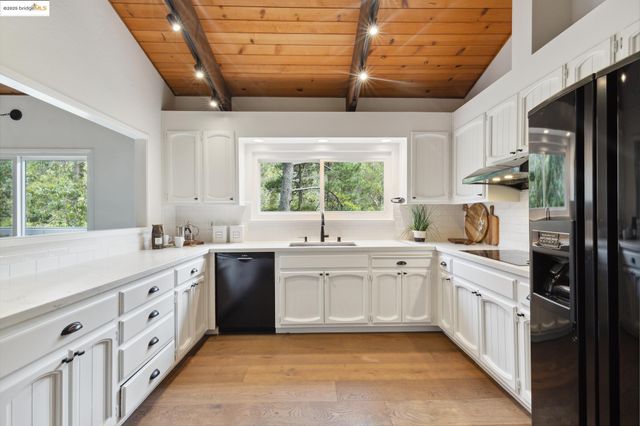 7250 Woodrow Dr, Oakland, CA 94611