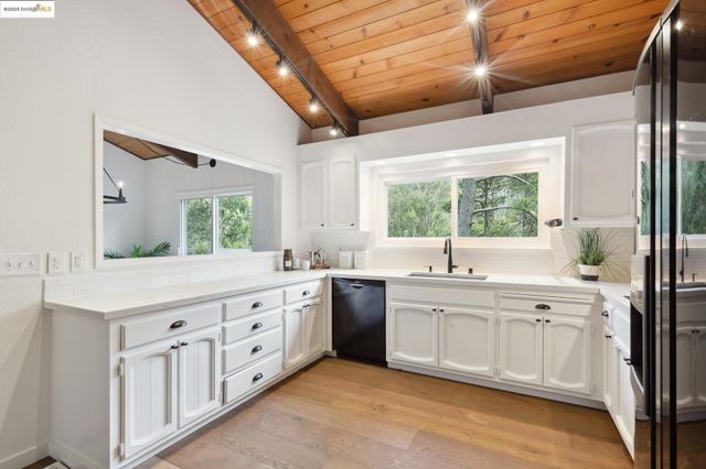 7250 Woodrow Dr, Oakland, CA 94611