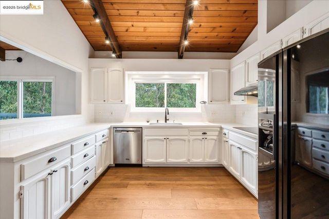 7250 Woodrow Dr, Oakland, CA 94611