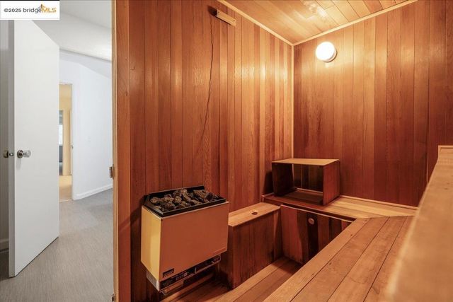 7250 Woodrow Dr, Oakland, CA 94611