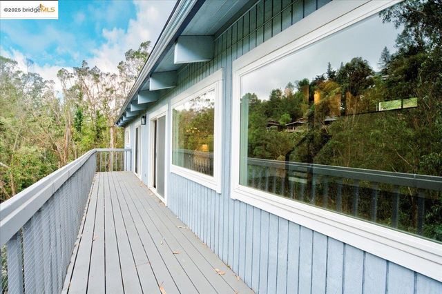 7250 Woodrow Dr, Oakland, CA 94611