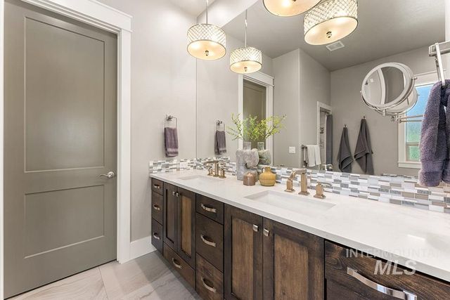 2871 S Fox Run Avenue, Eagle, ID 83616