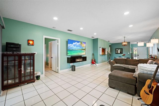 6225 NW 190th Ter, Hialeah, FL 33015