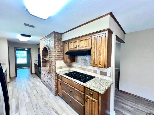 707 Hamtom Hill Drive, Tyler, TX 75703