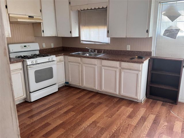 137 W Orchard Street, Clute, TX 77531