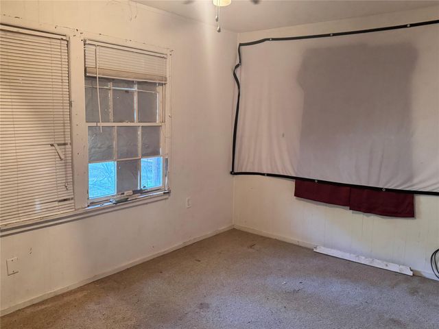 137 W Orchard Street, Clute, TX 77531