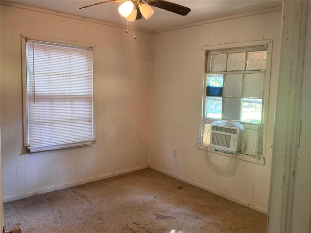 137 W Orchard Street, Clute, TX 77531