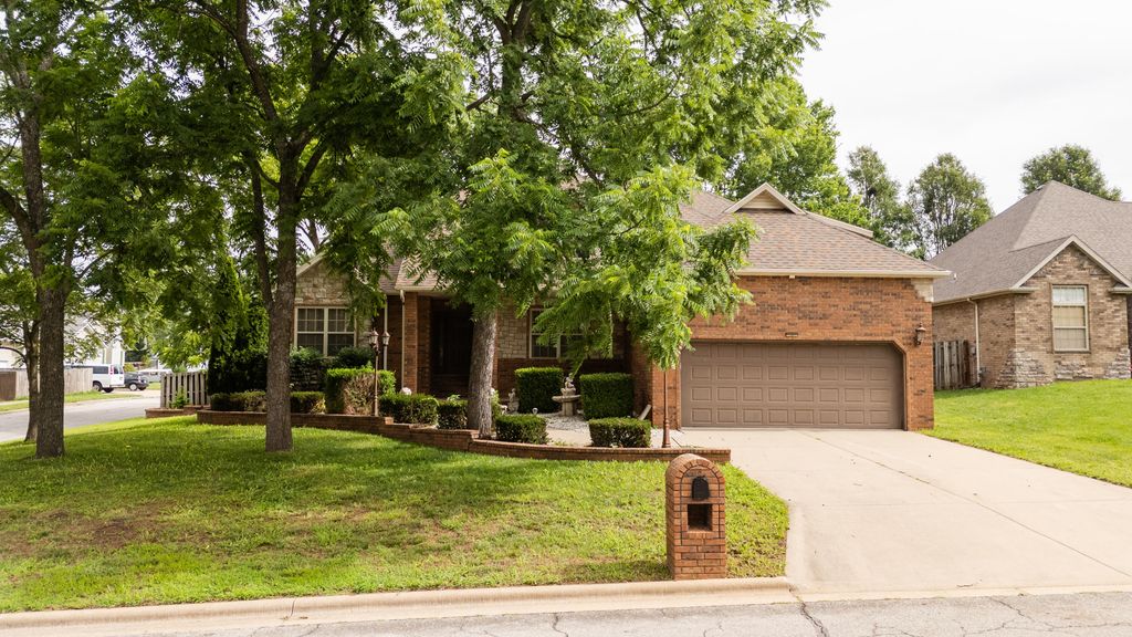 2229 E Kentwood Street, Republic, MO 65738