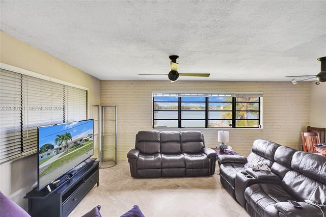 1825 NE 187th St, Miami, FL 33179