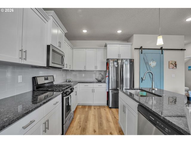 160 KINDRE St, St Helens, OR 97051