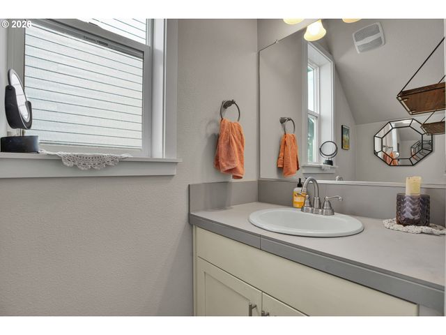 160 KINDRE St, St Helens, OR 97051